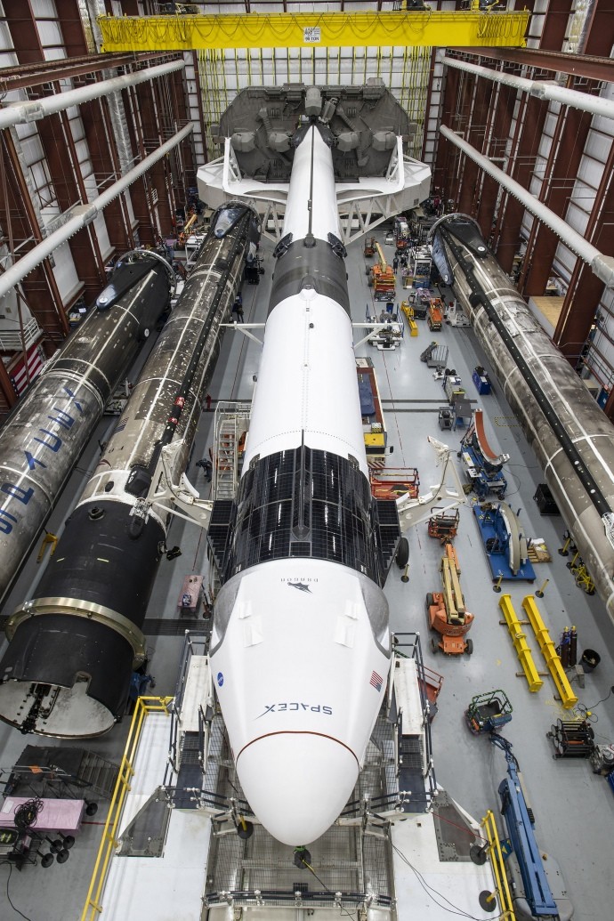 Перший експлуатаційний політ SpaceX Crew Dragon відбудеться 14 листопада. Ракета вже на космодромі